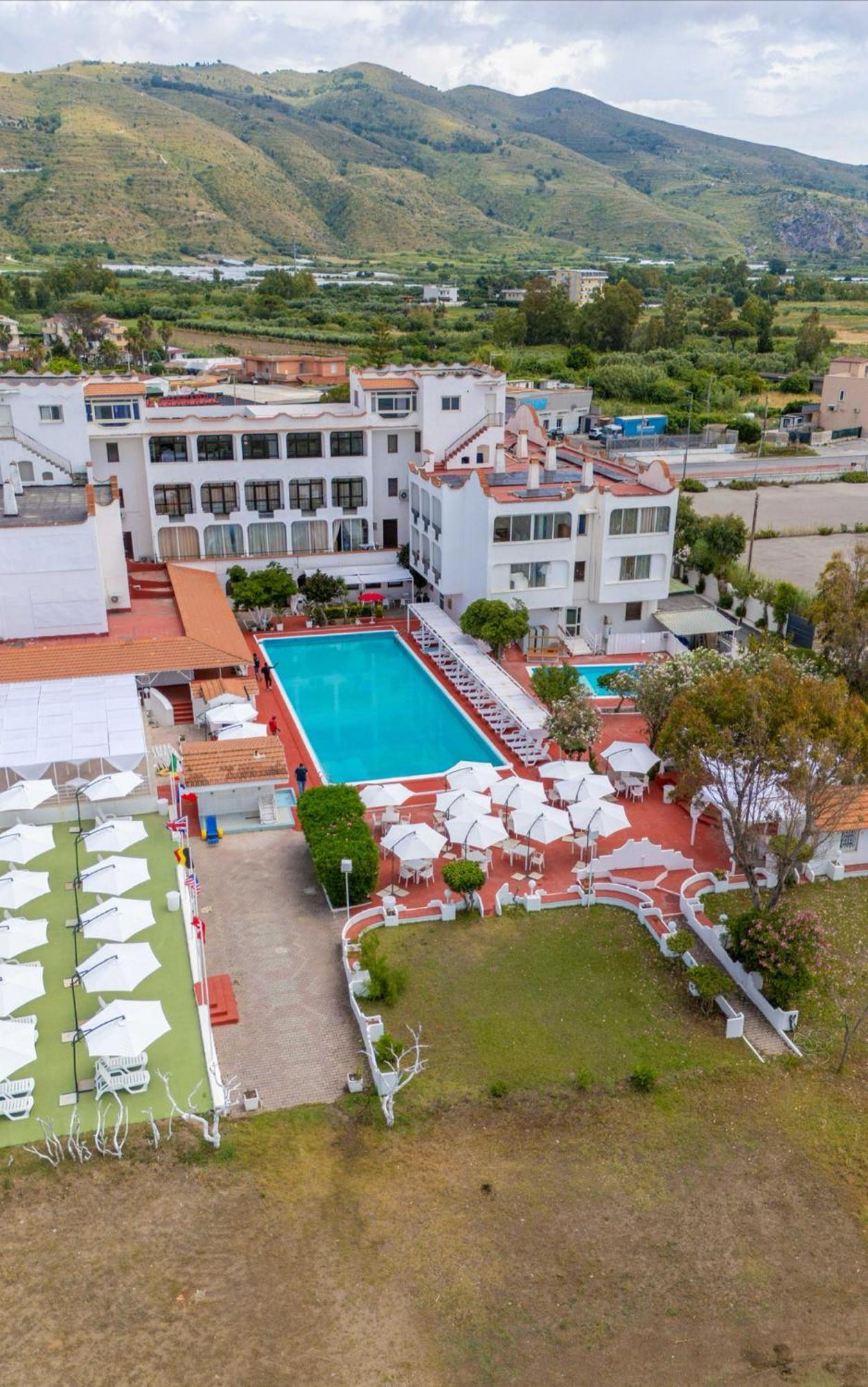 International Resort موندراغوني المظهر الخارجي الصورة